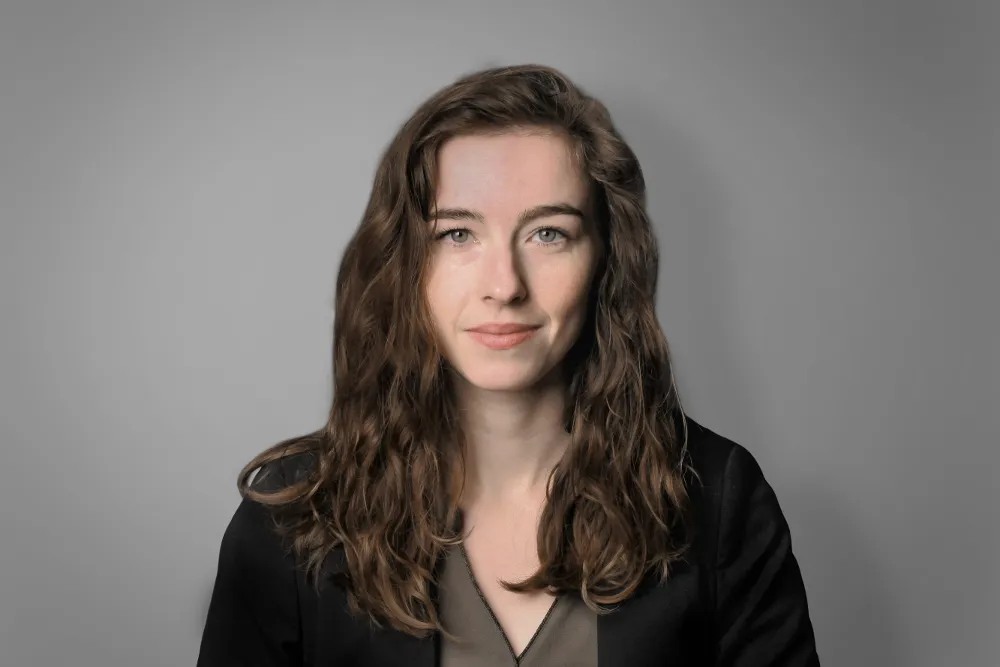 Pracownik Virginia Ballmert jest sfotografowany z profilu