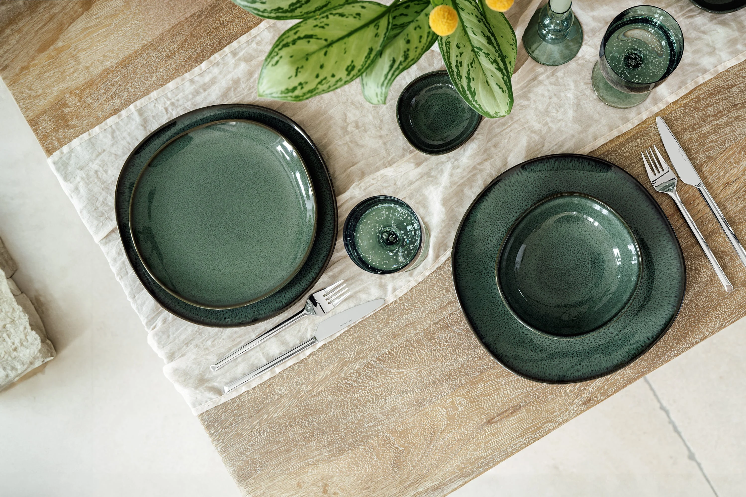Lave Vert Tischset mit Like Sage Gläsern Luftaufnahme des Lave Vert Geschirrs auf einem im Boho-Stil gedeckten Tisch in Kombination mit den Like Sage Gläsern.