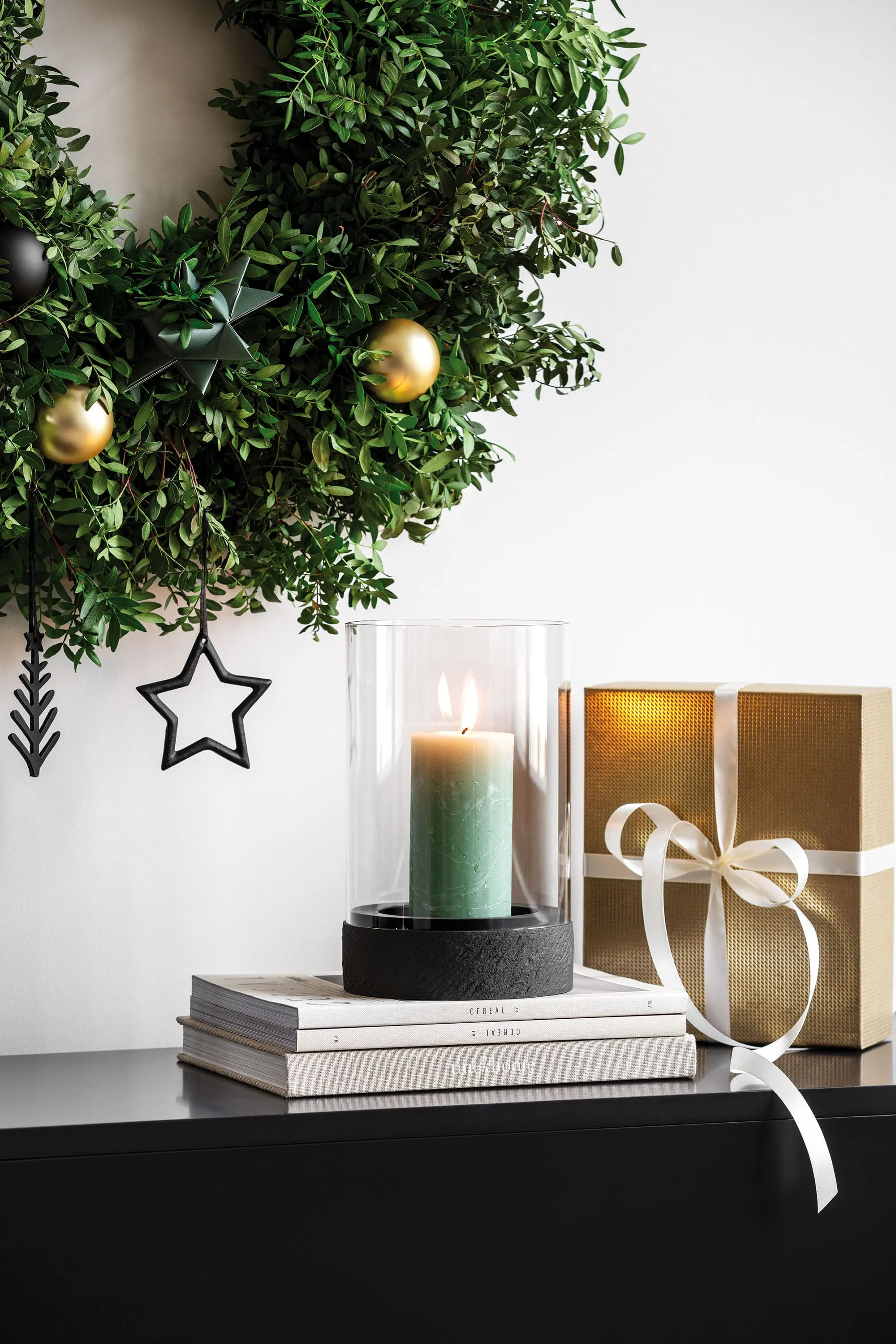 Une lanterne moderne de la collection Manufacture Rock Home, dans une ambiance de Noël, idéale pour un éclairage chaleureux à l’intérieur comme à l’extérieur.