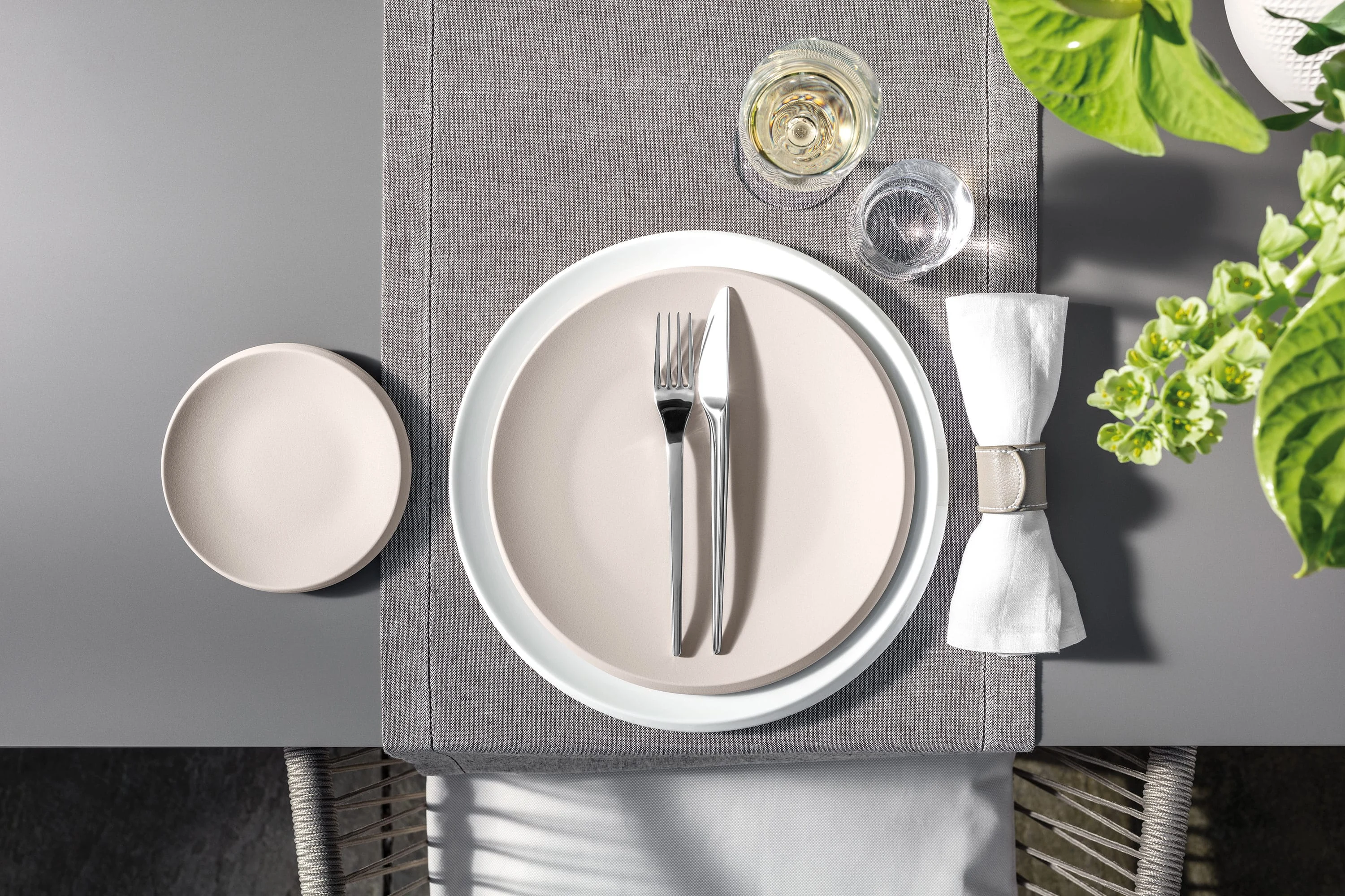 Et dekket bord med servise og bestikk fra Villeroy & Boch NewMoon.