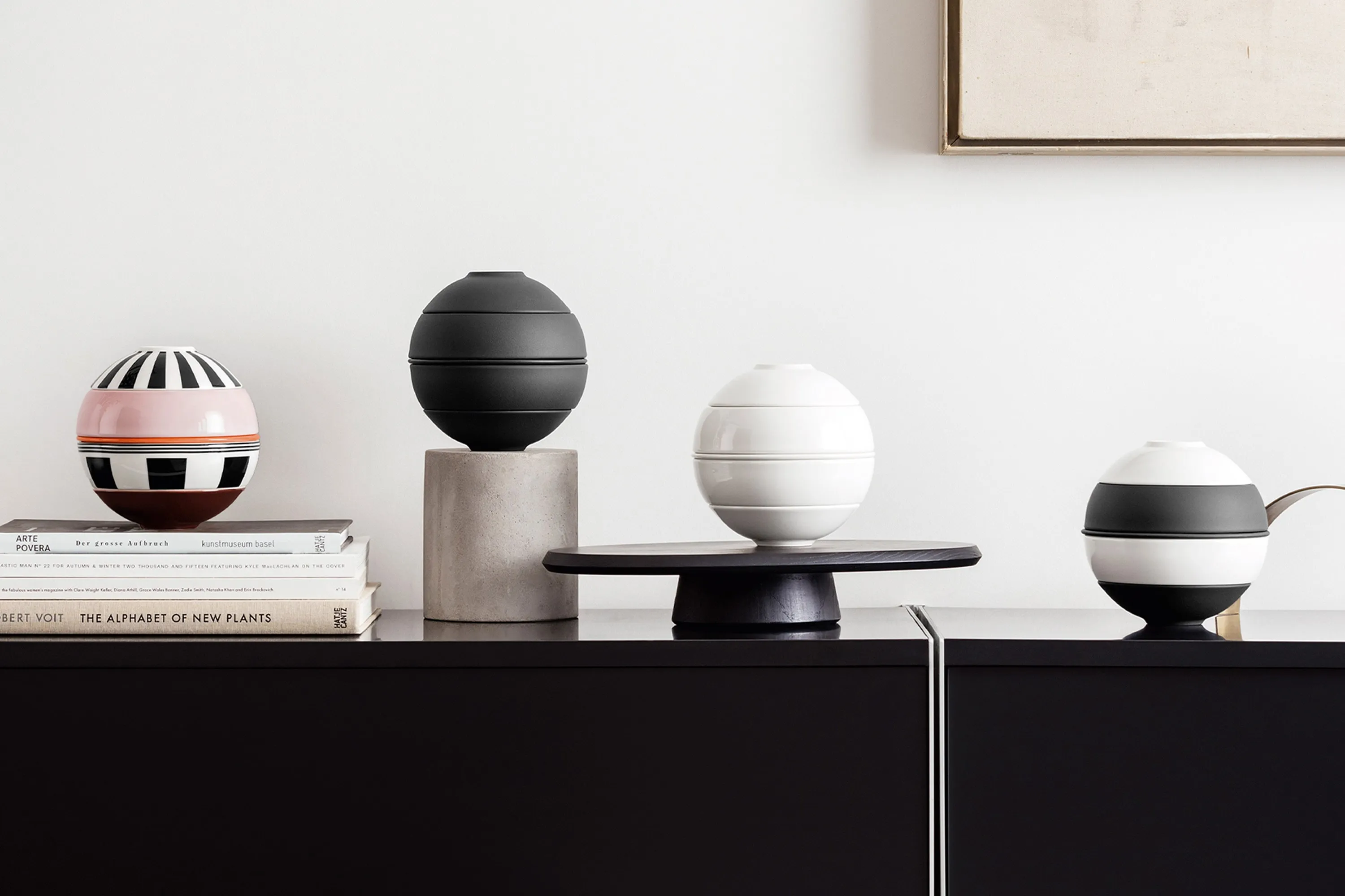 Quatre motifs La Petite Boule exposés sur une table