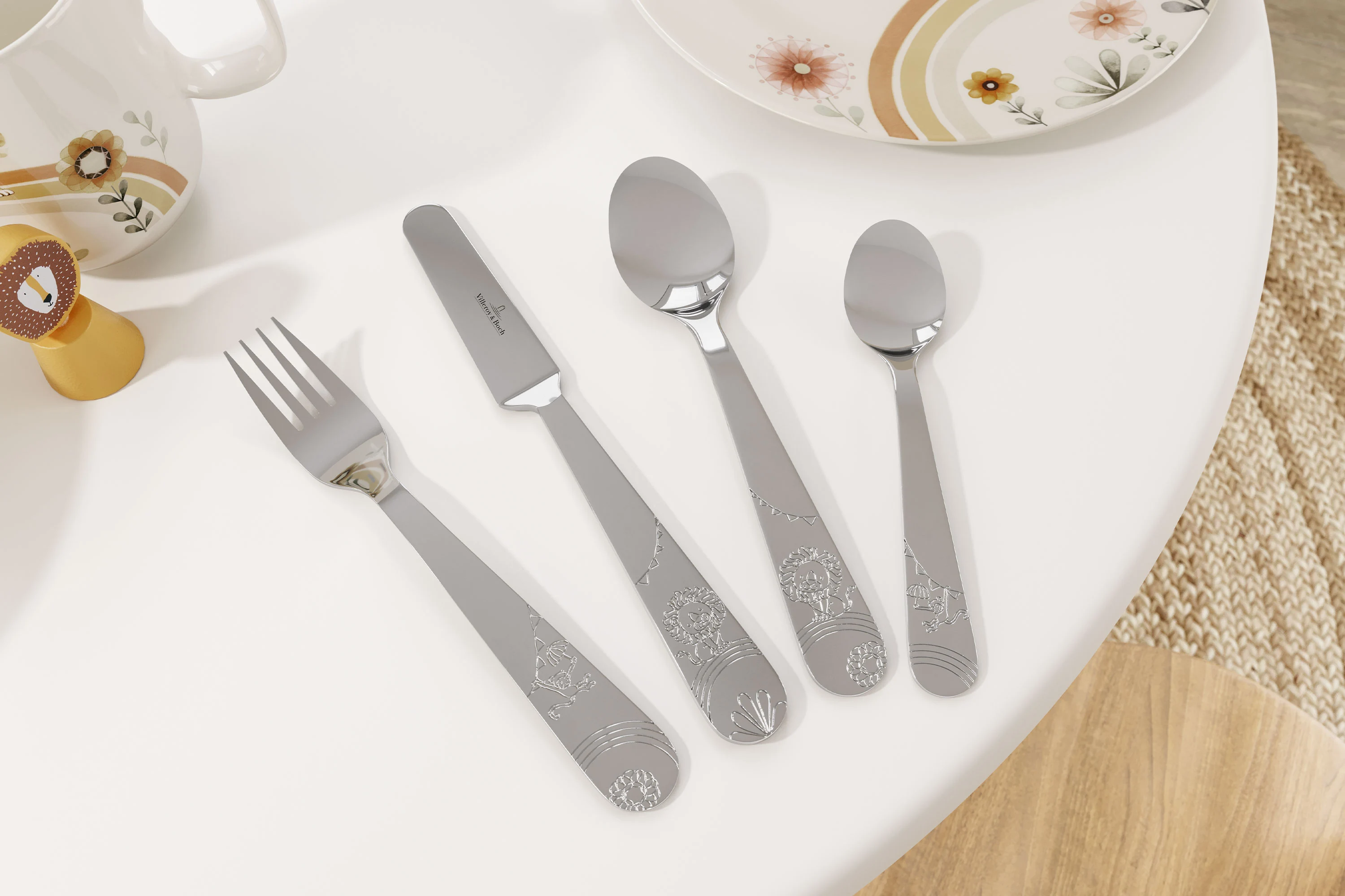 Posate della collezione 'Boho Kids | Roar like a Lion Un set di posate per bambini composto da quattro pezzi – forchetta, coltello, cucchiaio e cucchiaino – ordinatamente disposto su un tavolo bianco con la collezione 'Boho Kids | Roar like a Lion' di Villeroy & Boch.