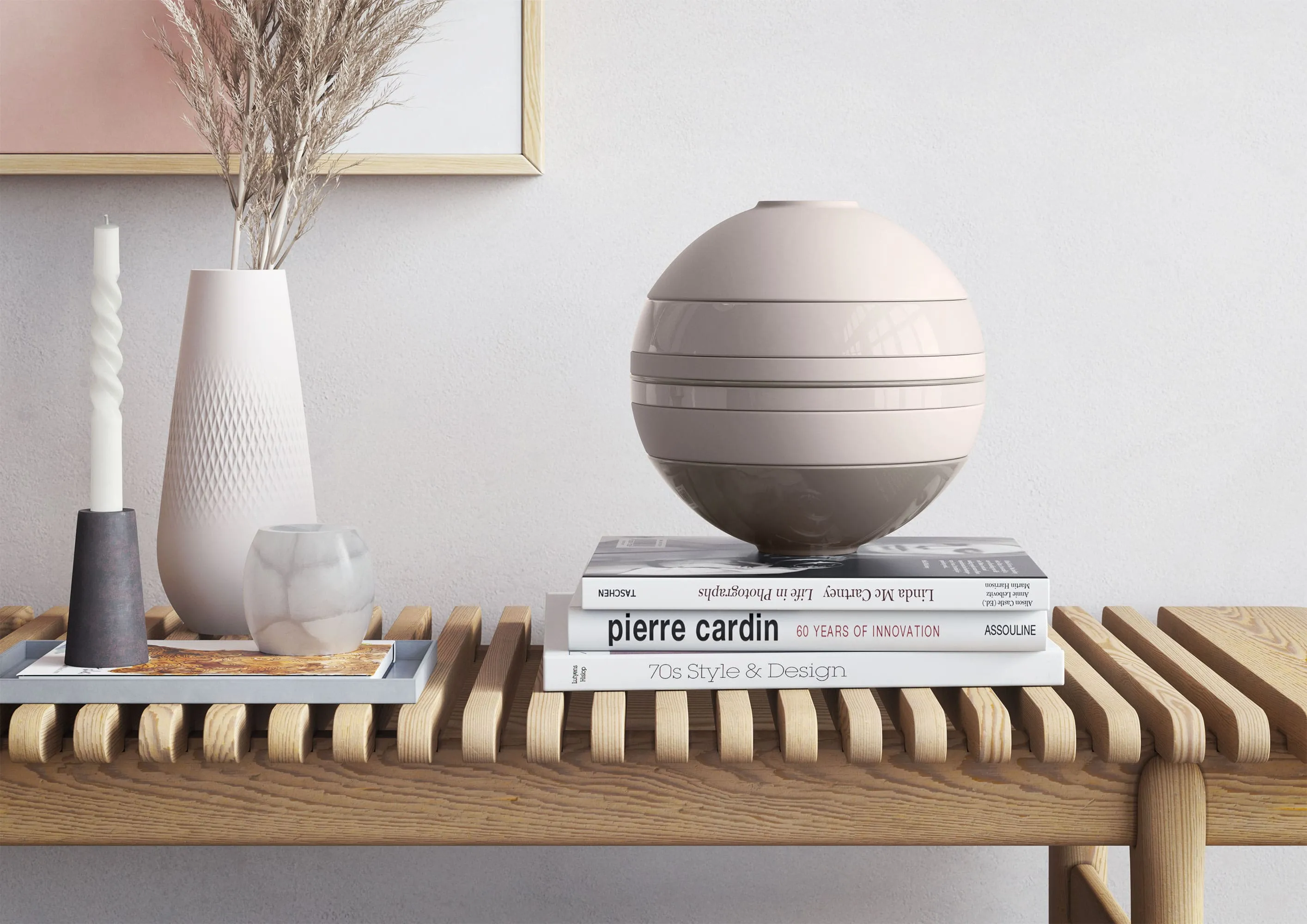 La Boule Pure Beige sur une table en bois La Boule beige de Villeroy & Boch sur une table en bois à côté d’une Manufacture vase et de livres.