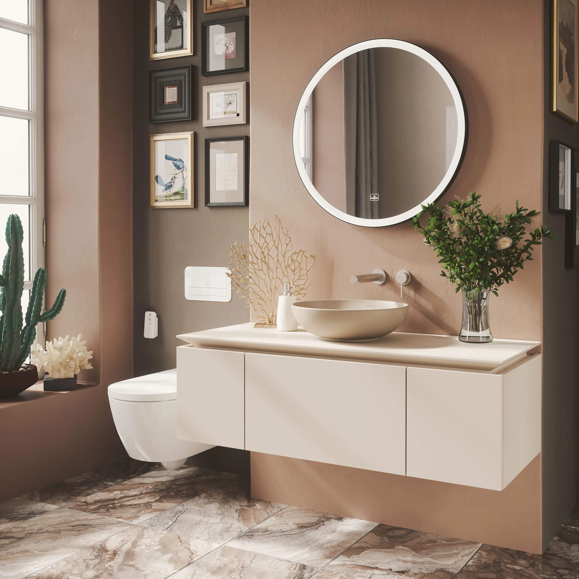 Interno del bagno moderno con specchio rotondo Subway 3.0 e piante decorative sotto un'illuminazione naturale soffusa