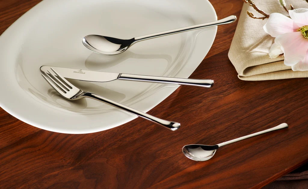 The Udine cutlery range combines accentuated simplicity with playful flair. The collection with its elegant drop shape has a modern linear yet still feminine look. The Udine 24-piece cutlery set consists of 6 knives, forks, spoons and coffee spoons.