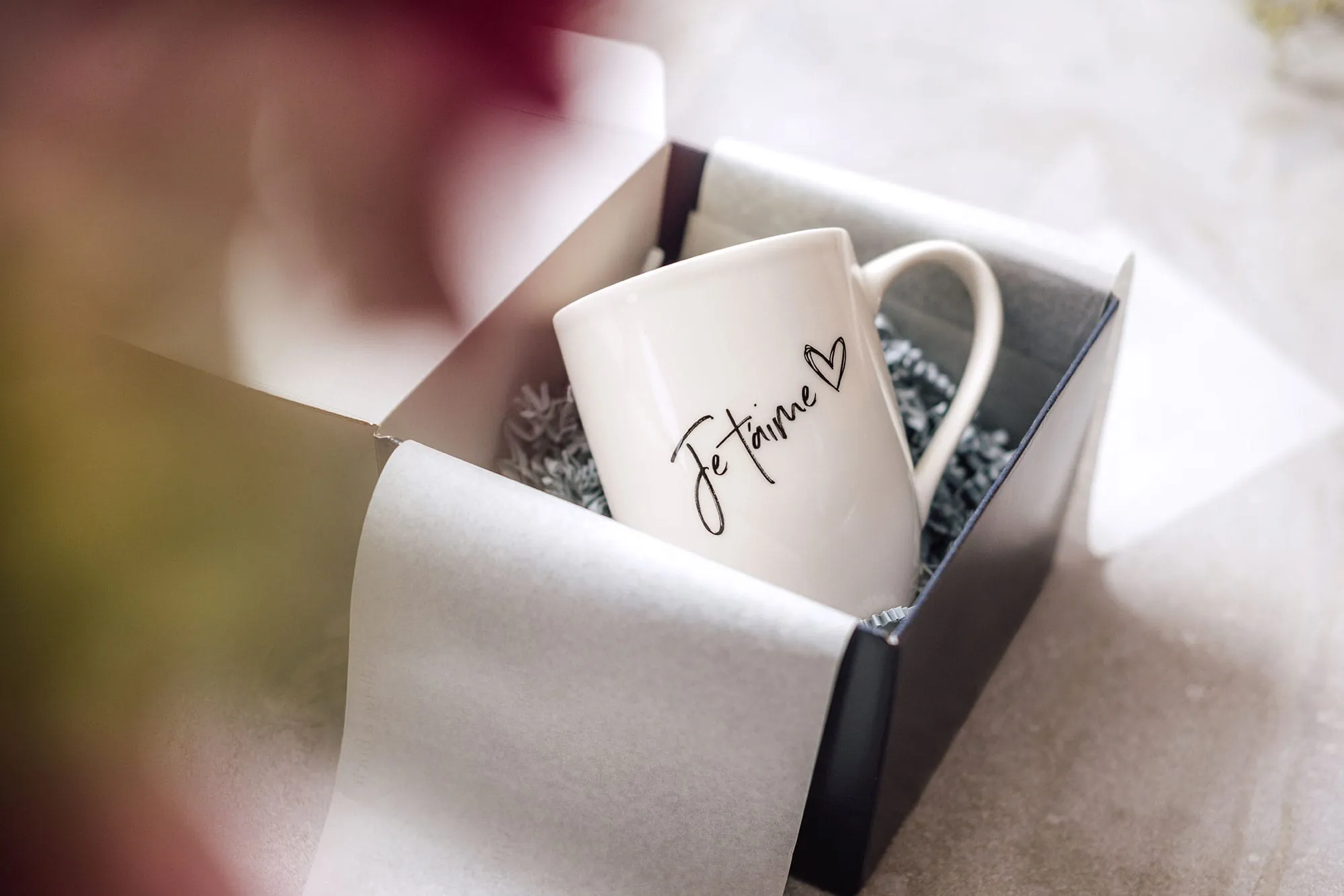 Un mug à café Statement « Je t’aime » dans un coffret cadeau Villeroy & Boch Un mug à café Statement de Villeroy & Boch portant l’inscription « Je t’aime » dans un emballage cadeau.
