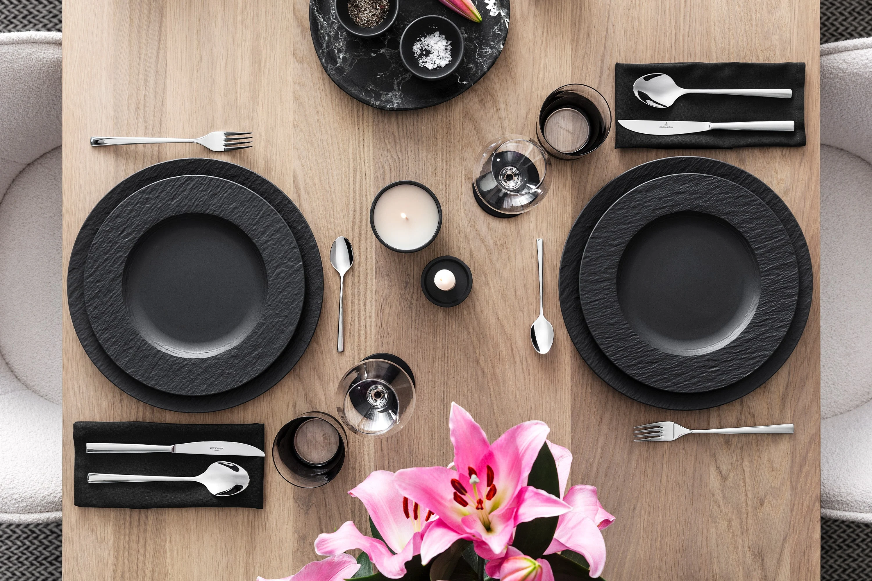 Manufacture Geschirr gepaart mit Piemont-Besteck Elegantes Tafelservice von Manufacture, das zusammen mit stilvollem Piemont-Besteck präsentiert wird und ein raffiniertes Esserlebnis vermittelt