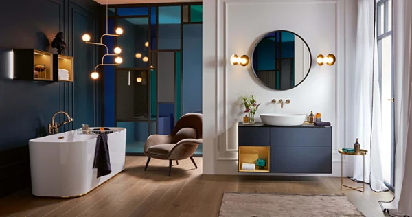 Wanna Finion w klasycznej ciemnoniebieskiej łazience Wanna Finion w klasycznej łazience z niebieskimi ścianami i drewnianą podłogą.