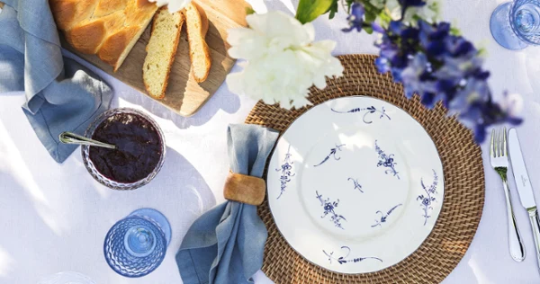 Old Luxembourg plate from Villeroy & Boch on a table with a summer table setting A summery table with a plate from the Old Luxembourg collection and Boston glasses from Villeroy & Boch.