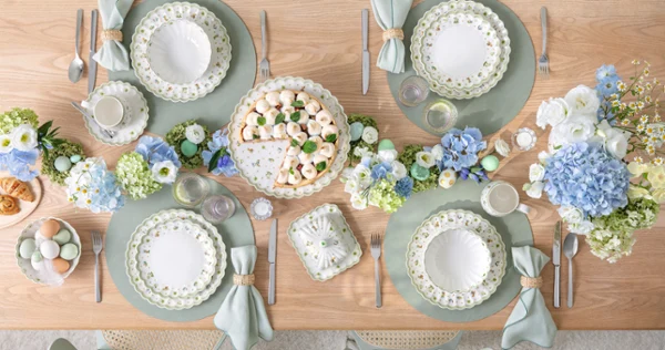 Easter table with Easter Delight in green and white A spring-decorated Easter table with Villeroy & Boch Easter Delight: delicate green tones, floral details, and loving accents for a harmonious, modern Easter ensemble.