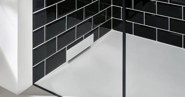 System prysznicowy Wallway w czarno-białej strefie prysznica Czarno-biały prysznic wyłożony kafelkami z systemem prysznicowym Wallway firmy Villeroy & Boch.