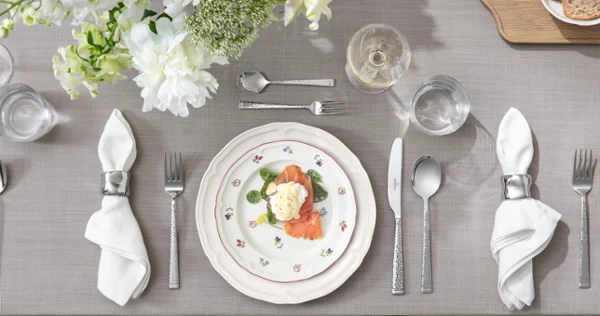 Petite Fleur plate layered over a Manoir plate Close-up of Petite Fleur and Manoir plates styled together in a mix-and-match setting.