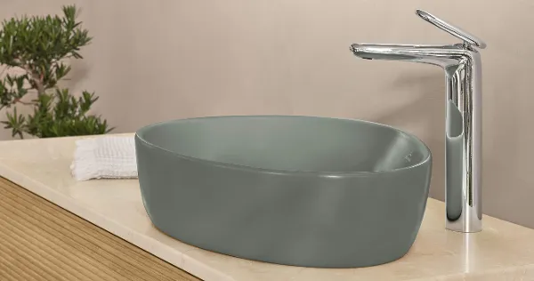 Grünes Antao Waschbecken mit silberfarbener Armatur Ein grünes Waschbecken im Badezimmer mit einer silberfarbenen Waschbeckenarmatur aus der Kollektion Antao von Villeroy & Boch.