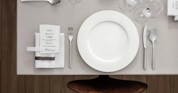 A table setting with a gourmet plate from the Royal collection and cutlery from the Piedmont series by Villeroy & Boch.