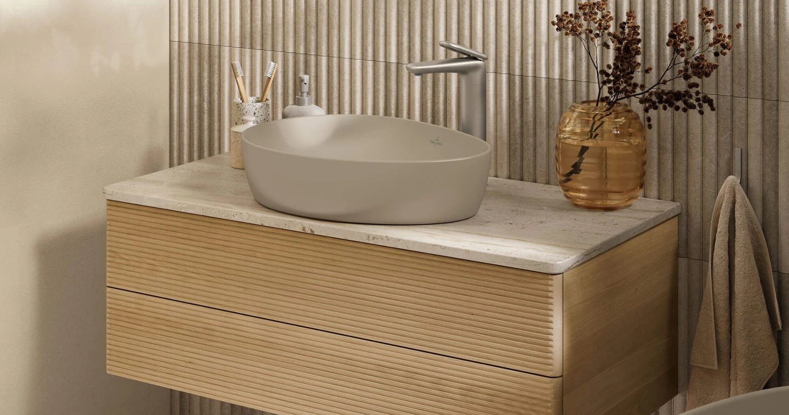 Des WC Subway 3.0 montés au mur avec Universo TwistFlush de Villeroy & Boch dans une salle de bains beige avec des rideaux transparents et une petite fenêtre.
