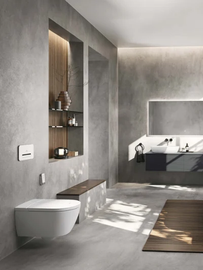 Nowoczesna łazienka z wolnostojącą białą toaletą ViClean. Elegancka łazienka o minimalistycznym designie z wolnostojącą wanną, toaletą ViClean, dużym oknem i naturalnymi odbiciami światła.