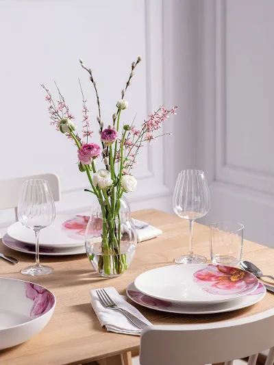 A modern dining table for four people with elegant Villeroy & Boch Rose Garden crockery and a flower vase from the Rose Garden collection.