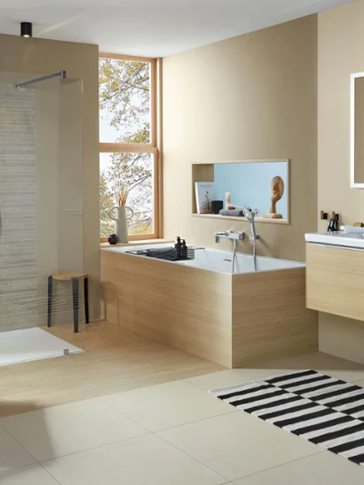 Łazienka z wanną, prysznicem i drewnianą szafką umywalkową Łazienka Subway 3.0 z wanną, prysznicem walk-in i drewnianą szafką umywalkową, łącząca ponadczasowy design z funkcjonalną elegancją dla codziennego komfortu.