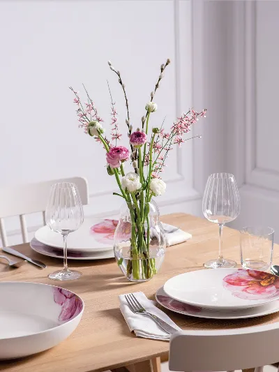 A modern dining table for four people with elegant Villeroy & Boch Rose Garden crockery and a flower vase from the Rose Garden collection.