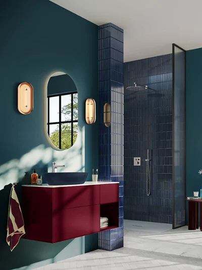 Nowoczesna łazienka z turkusowymi ścianami i efektowną czerwoną szafką pod umywalkę Stylowa, nowoczesna łazienka z ciemnoturkusowymi ścianami i wiszącą, ciemnoczerwoną szafką pod umywalkę, z białym blatem i ciemnoniebieską nablatową umywalką Artis.