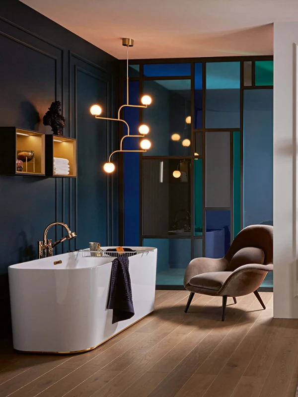 Finion bath in a classic dark-blue bathroom Finion bath in a classic bathroom with blue walls and wooden floors.