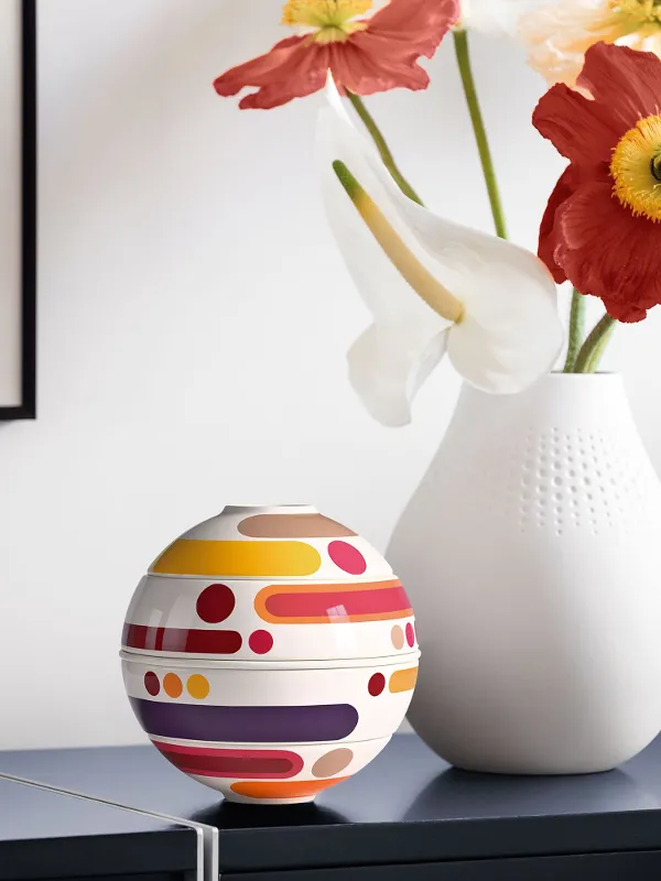 Composition décorative avec La Petite Boule Miami et un vase blanc sur un buffet clair.