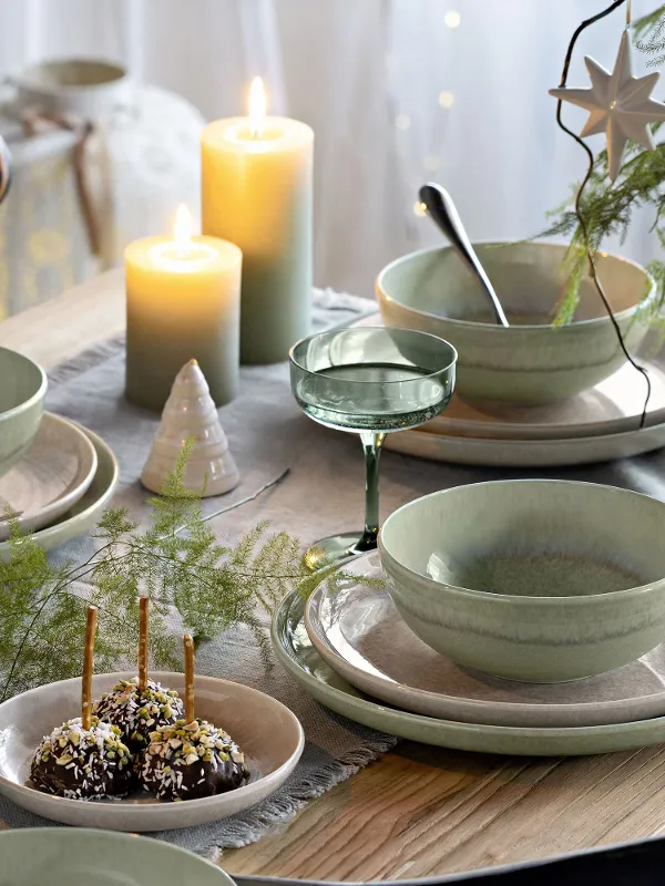 Christmas tablesetting in beige and green
