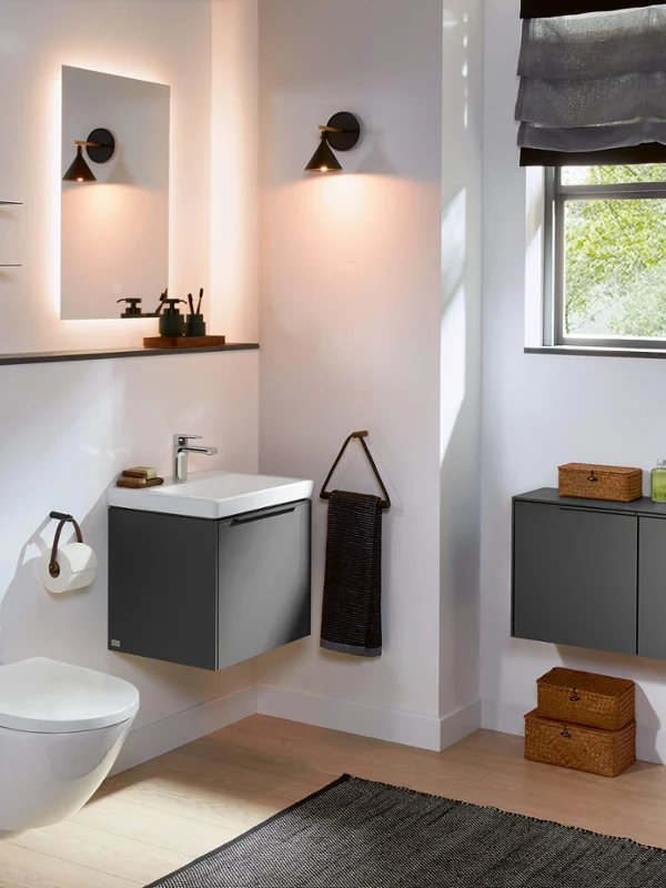 Umywalka Subway 3.0 z czarnymi meblami Biała umywalka Subway 3.0 w łazience z czarnymi meblami i udekorowanymi półkami