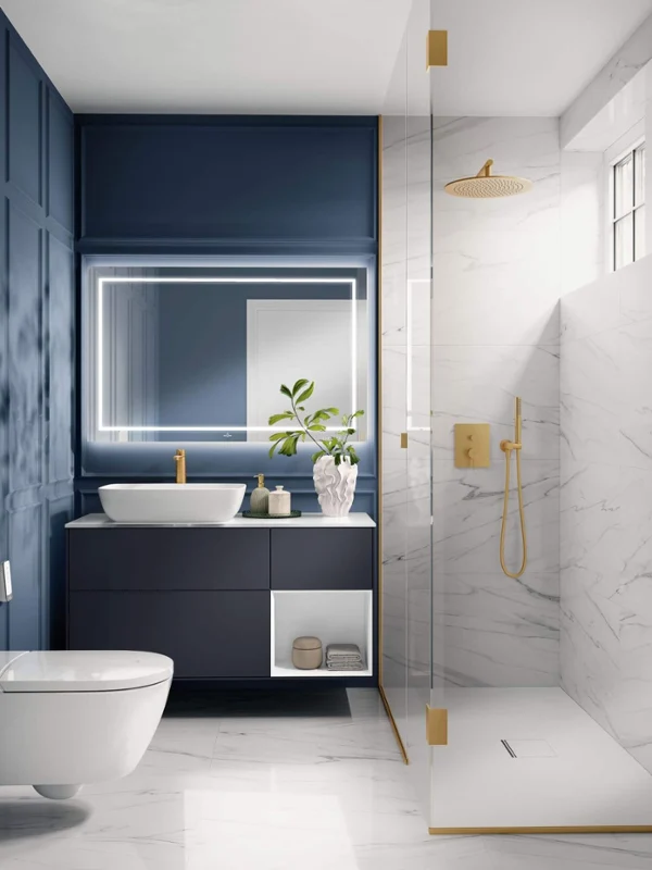 Lite baderom med Villeroy & Boch ViClean-toalett, Artis-vask og Finion-servantskap. Designet kombinerer blå veggpaneler, en glassdusj med marmorfliser og gylne blandebatterier.