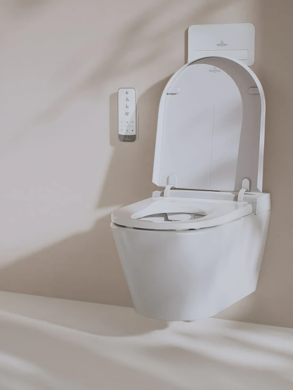 Åpent Tivo dusjtoalett i beige baderom Det åpne Tivo dusjtoalettet viser sitt moderne design og avanserte komfortfunksjoner.