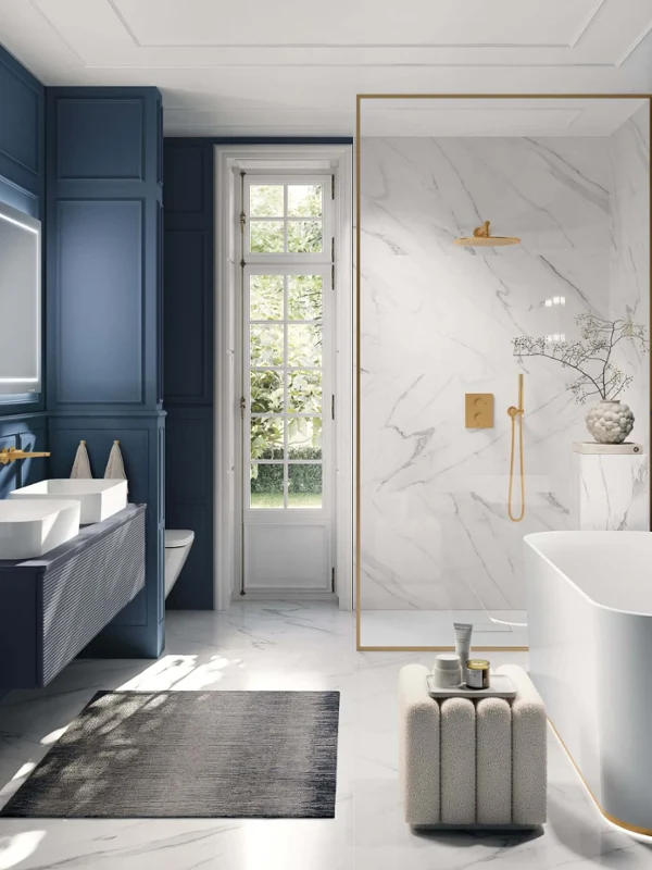 Vintage-style bathroom Vintage bathroom with a Villeroy & Boch Finion bath and a Collaro washbasin, blue wall panels and gold taps. A spacious shower with marble walls and the freestanding bath create a luxurious ambience in a classic style.