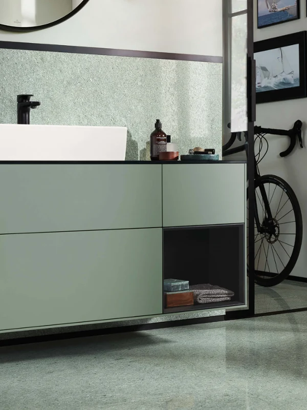 Urban bathroom design with Memento 2.0 washbasin and freestanding bathtub, combining minimalist elegance with a creative interior concept.