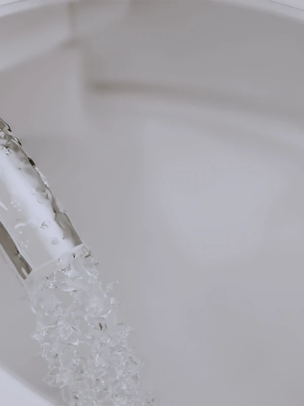 Nærbilde av Tivo dusjtoalettmunnstykke som skylles med vann Tivo dusjtoalett med spyling av munnstykke sikrer maksimal hygiene med automatisk rengjøring før og etter bruk.