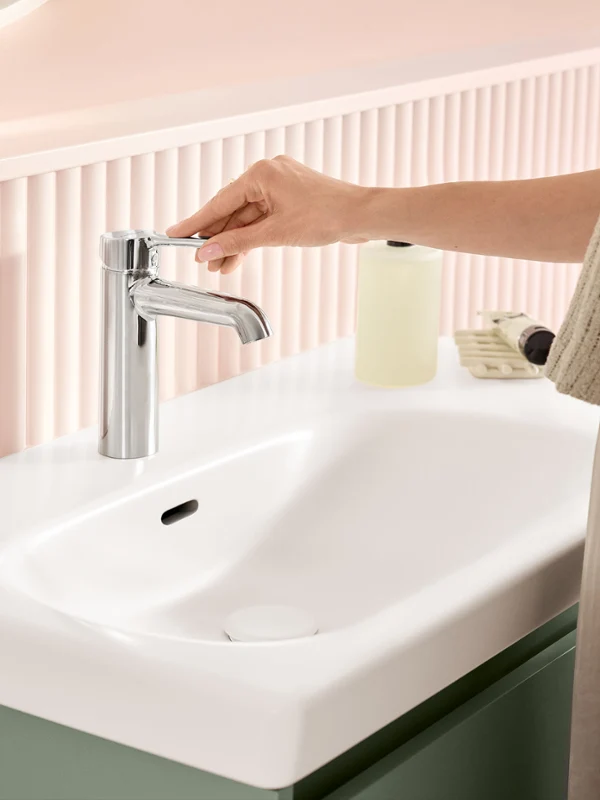 Perfect op elkaar afgestemde en functionele kranen uit de Skyla badkamercollectie van Villeroy & Boch: Perfect op elkaar afgestemde en functionele kranen uit de Skyla badkamercollectie van Villeroy & Boch Een vrouw staat voor de witte wastafel en bedient de wastafelkraan in de kleur chroom - beide producten uit de Skyla badkamercollectie van Villeroy & Boch.