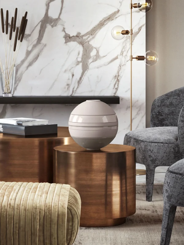 La Boule Pure Beige on a living room table A living room table with a Villeroy & Boch beige La Boule on top and armchairs.