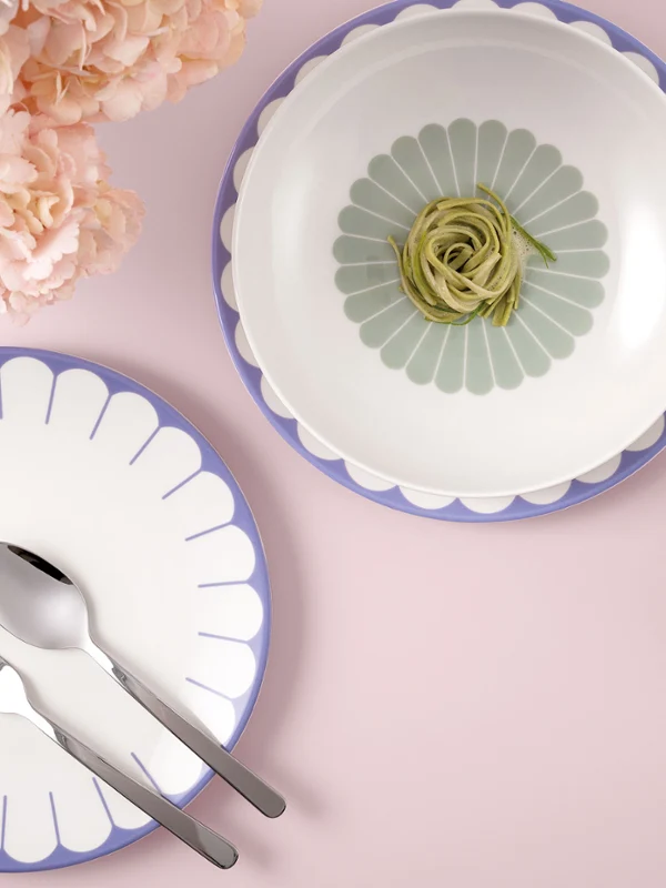 Plate, bowl and dish Fleur by Villeroy & Boch Plate, bowl and dish from the Fleur collection by Villeroy & Boch with food and pink flowers on a light pink background.
