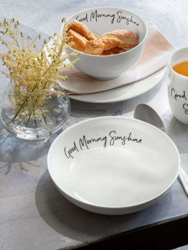 Stół z filiżanką do kawy Statement i talerzem Statement z rogalikami firmy Villeroy & Boch.