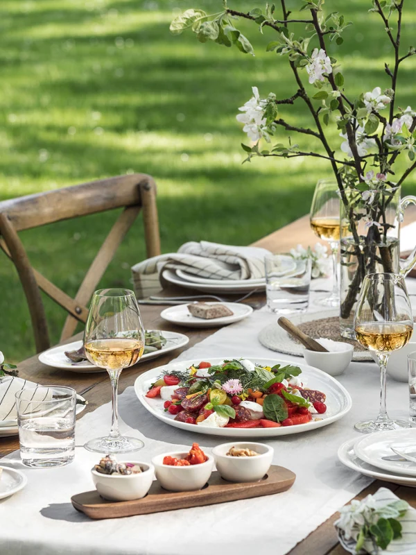 Outdoor table setting with Villeroy & Boch Artesano crockery Outdoor table setting with Villeroy & Boch Artesano crockery, fresh salads, glasses and a flower vase.