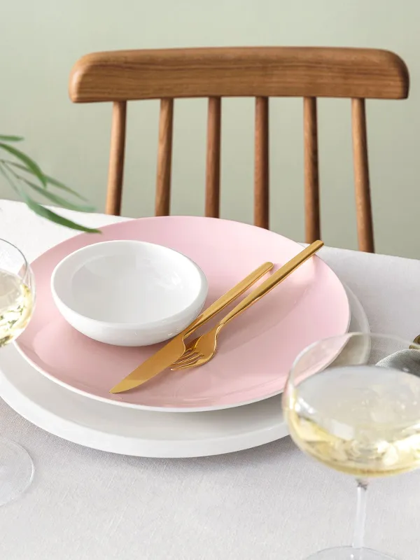 Eleganti decorazioni per la tavola con stoviglie Rose Garden e New Moon, centrotavola floreale e posate dorate MetroChic.