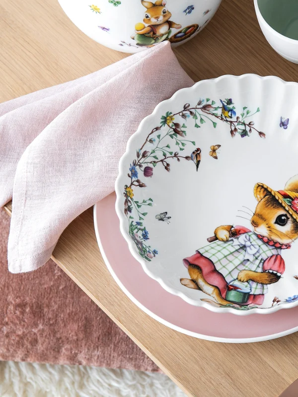 A table decoration with a Spring Fantasy bowl from Villeroy & Boch.	