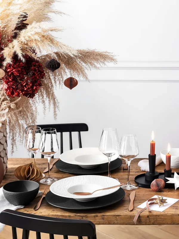 A Christmas table set with black and white plates from the Villeroy & Boch Manufacture collection.