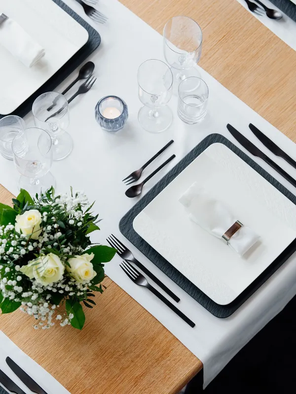 Table set with square Manufacture plates in black and white with NewMoon glasses.