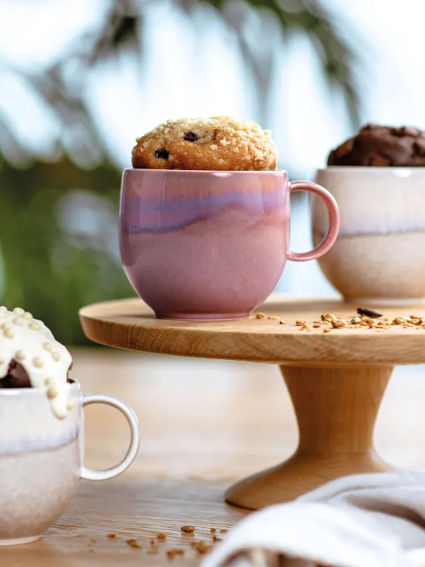 Three Perlemor cups filled with cup cakes on a wooden stand