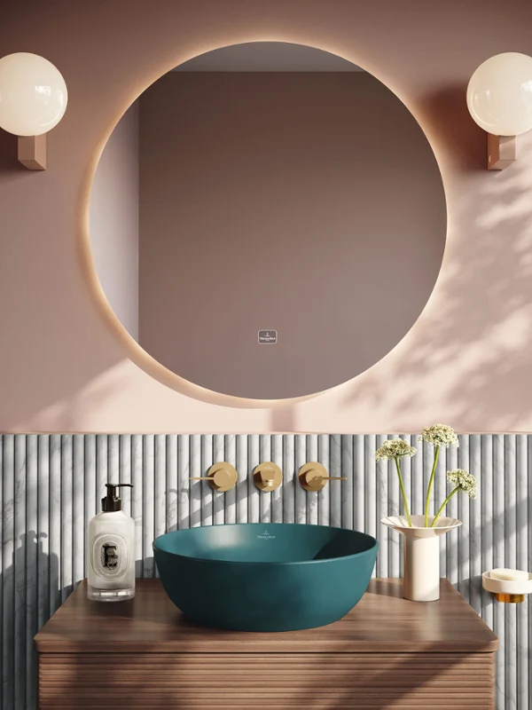 Artis Teal Waschbecken mit goldener Armatur Modernes Badezimmer mit einem runden Spiegel, zwei Kugellampen, einem blauen Waschbecken, einer gestreiften Wand und einer Holzarbeitsplatte mit Verzierungen.