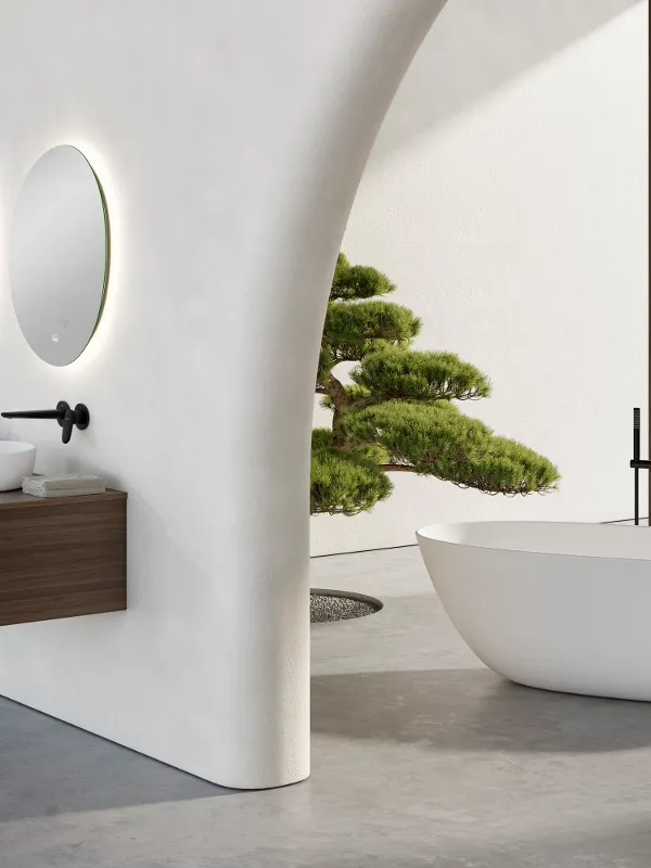 Bagno wellness Antao con doppio lavabo e vasca free-standing Bagno moderno con due specchi rotondi, mobile lavabo sospeso in legno, doppio lavabo, rubinetteria nera, vasca Antao free-standing con asciugamano e una pianta da appartamento minimalista accanto a una parete a doghe di legno.