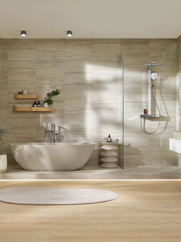 Nowoczesna łazienka z wanną, prysznicem i umywalką w naturalnym stylu Kolekcja łazienkowa Antao o minimalistycznym designie, w naturalnych tonacjach, z wolnostojącą wanną, prysznicem typu walk-in i ciepłą, kojącą atmosferą.