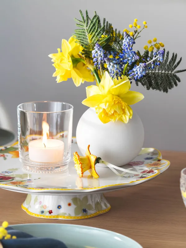 A Spring Awakening cake stand with tea light candle and small flower arrangement and Boston glasses from Villeroy & Boch.