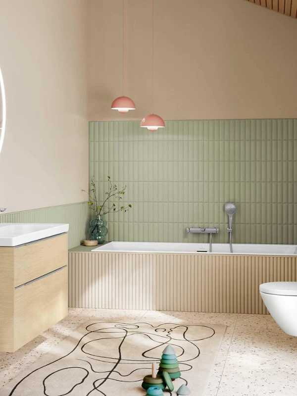 Łazienka w stylu tropikalnym z ceramiką łazienkową Subway 3.0, meblami i baterią Nowoczesna łazienka z prostokątną wanną, wiszącą szafką z umywalką, podświetlanym lustrem i drewnianymi akcentami. Duże okna z widokiem na zieleń. Pokój ma naturalny, minimalistyczny wystrój.