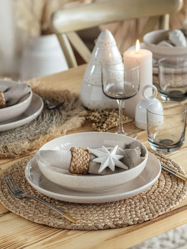 Stylish dining table with Winter Glow decoration and Perlemor crockery from Villeroy & Boch. Candles create a festive atmosphere.