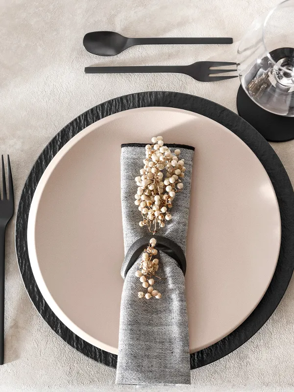 Vue aérienne de l'assiette beige NewMoon associée à l'assiette et aux couverts Manufacture rock